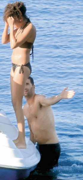 Çevredekilerin meraklı bakışlarına aldırmadan aşklarını doyasıya yaşayan ikili önceki gün birlikte - denize girdi. Aksoy, teknede denize atlayış şovu yapan sevgil isi Alex'i - poposuna vurarak tebrik etti