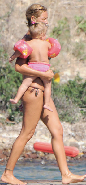 Önceki gün, Xuma Beach'e giden ünlü çift, kızları Su ile bol bol denizde oynayıp stres attı