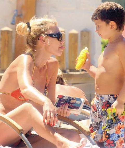 Evlenip çocuk sahibi olduktan sonra ortal arda görünmeyen eski manken Yasemin Koşal, oğluyla Bodrum Torba'da tatil yapıyor. Oğluna dil çıkararak şakalar yapan Yasemin Hanım, minik oğlunu kahkahalara boğdu.