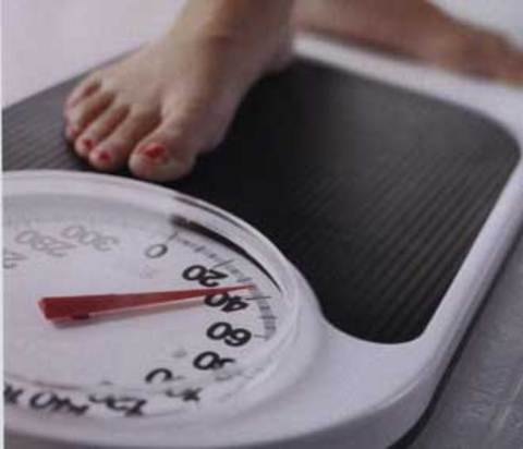 diyet hakkında, çok şaşıracağınız tam 22 yalan! -   - 	  	  -   	 - 	  -   	  	  -  - 1. EGZERSİZ YAPTIKTAN SONRA SPOR İÇECEĞİ İÇMEK ÇOK GEREKLİDİR. -  - Vücudumuzun en önemli sıvı ihtiyacını "su" ile karşıladığımızı hepimiz biliyoruz. Eğer spor yaptıktan sonra vücut çok fazla ter attıysa, sıvı dengesini korumak için mutlaka su içmeli. Hatta tuz ve şeker de gerekli, bu yüzden spor içecekleri faydalı olabilir. Ancak sadece bol bol su içmek de yeterli değildir. -  - 2. KİLO VERMENİN EN İYİ YOLU AEROBİK YAPMAKTIR. -  - Sadece aerobik yapmak ne yazık ki yeterli değil. Fit olmak ve yağ yakmak için aerobik yapmaya, kaslarınız için ise bocly-building çalışmaya ihtiyacınız var. Unutmayın, ne kadar çok kasınız olursa, o kadar kalori yakıyorsunuz demektir. -  - 3. YAĞLARI YOK ETMEK İÇİN SADECE 20 DAKİKALIK EGZERSİZ YETERLİ. -  - En az 45 dakika egzersiz yapmalı, sürenin sonuna doğru temponuzu yavaşlatmayı unutmamalısınız.