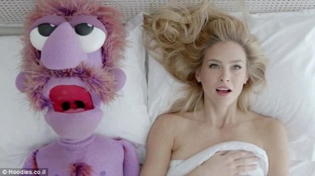 Reklamda Hoodies marka iç çamaşırı giydiği için kuklayla sevgili olan üç Bar Refaeli kukla ile aynı yatağa da girdi.