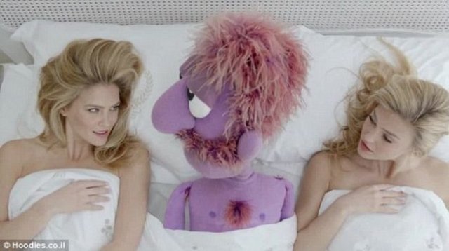 İsrailli iç çamaşır markasından dünyaca ünlü model Bar Rafaeli'li seksi bir reklam.