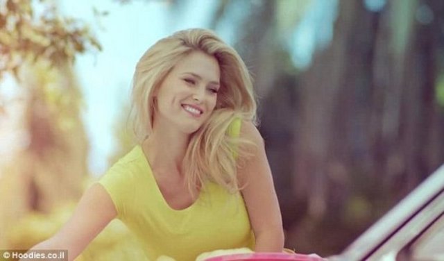 Üç Bar Rafaeli ile yatağa giren kukla reklamın ana karakterlerinden biri oldu.