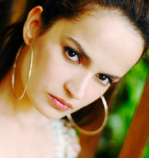 FAHRİYE ABLA -  - 1980'li yıllarda Yavuz Turgul'un çektiği sinema filminde Fahriye Abla karakterini Müjde Ar oynamıştı. Filmin konusu şöyleydi: Fahriye, bir delikanlıya âşıktır, ama ailesi onu istemediği bir evliliğe zorlar. Aradan bir hafta geçmeden eşi, onu baba evine geri getirir, "Beni aldattınız, bu bakire değilmiş" deyip bırakır gider. Fahriye'yi evde artık zor günler beklemektedir; ama olsun, sevdiği genç de o mahallededir ve Fahriye en azından onu görebilecektir. - "Elveda Rumeli"yi çeken Adam Film, bu kez de Ahmet Muhip Dıranas'ın bu ölümsüz eserini Show TV için diziye uyarladı. Başrolü ise Selin Demiratar'ın oynayacağı iddia ediliyor.