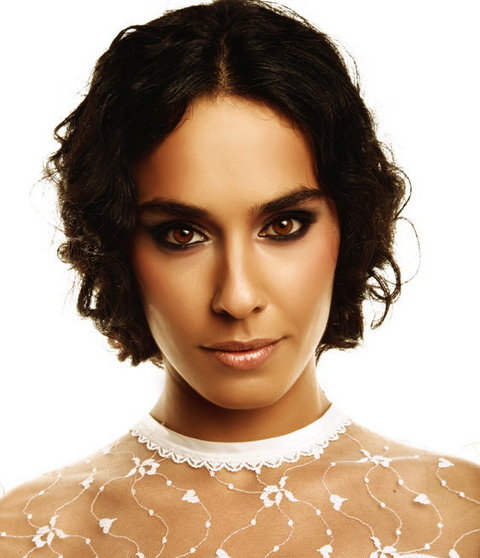 KESKİN BIÇAK -  - Mutlu bir gecede başlayan, ancak yaşanan bir olayla geçmişleriyle hesaplaşmak, kendilerini ve aşkı bulmak için Bursa'da yolları kesişen bir kadın ve iki erkeğin intikam ve aşk kokan hikayesini anlatan dizi, Fox TV - ekranlarında izleyiciyle buluştu bile.