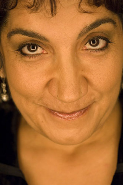 Daha önce "Bir İstanbul Masalı"nda da birlikte gördüğümüz İsmail Hacıoğlu ve Ayfer Dönmez'in yanısıra, Sezin - Akbaşoğulları, Füsun Demirel, Settar Tanrıöğen de Küstüm Çiçeği'nde rol alacak.