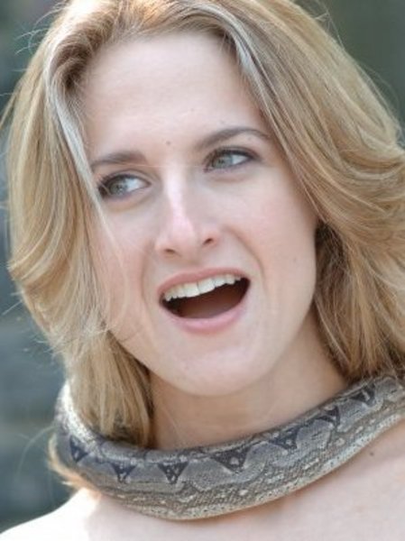 Dizinin oyuncu kadrosu ise şöyle: Erdal Beşikçioğlu, Ayça Varlıer, Canan Ergüder, Seda Bakan, Ege Aydan, Serhat Nalbantoğlu ve Güner Özkul…