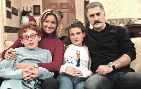 7 yıl aradan sonra Çocuklar Duymasın yeniden atv ekranlarında. Havuç büyüdü, Haluk ve Meltem', yine Tamer  - Karadağlı ve Pınar Altuğ canlandırıyor. Fakat Eski bölümlerinde Duygu'yu canlandıran Ayşecan Tatatri yurtdışında  - okuduğu için, yeni bölümlerin Duygu'sunu Hayal Garip canlandırıyor. Fenomen haline gelen dizinin yedi yıl aradan sonra yine reyting rekorları kırması bekleniyor.