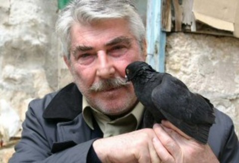 KAPI KULLARI -  - Medyapım yapımcılığında izleyici ile buluşması planlanan Kapı Kulları dizisi, yeni sezonda Show Tv ekranlarında - olacak. 20 Ağustos tarihinde kamera karşısına geçecek olan Kapı Kulları dizi ekibi, Dünyaca ünlü Rus edebiyatçı  - Dostoyevski'nin popüler romanı Karamazov Kardeşler'den uyarlayıp, senaryolaştırılan bir hikayeyi ekrana taşıyacak. Çekimlerine Çanakkale'nin Kaz Dağları'nda başlanacak olan dizinin başrolünü Erdal Özyağcılar üstlenecek. Özyağcılar dizide; Romanı'nın anakarakteri Fyodor Pavloviç Karamazov gibi, Ailesi tarafından bir dağ  - evinde yalnız bırakılan acımasız ve kaba bir babayı canlandıracak.