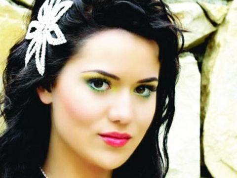 ÇALIKUŞU -  - Sinemada Türkan Şoray'ın, televizyonda Aydan Şener'in oynadığı 'Çalıkuşu' efsanesi yeniden canlanıyor. TV'deki son 'Feride', Fahriye Evcen olacak.  - Dizinin konusu ise şöyle: Teyzesinin yakışıklı oğlu Kamuran'la Feride birbirlerine aşık olurlar. Evlenme  - hazırlıkları sürerken arada başka bir kadının olduğunu düşünen Feride evden kaçar ve bakanlığa başvurarak öğretmen olarak İstanbul'dan uzakta bir görev ister. Savaşın yoksullaştırdığı Anadolu'da bir köyde öğretmenliğe başlar.