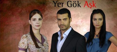 YER GÖK AŞK -  - Yapımcılığını Avşar Film'in, yönetmenliğini Ulaş İnaç ve Atıl İnaç'ın üstlendiği, senaryosunu Eylem Canpolat & Sema Ergenekon'la yazdığı dizi, Fox TV ekranlarında başlıyor. Dizide çocuğunu kaybeden bir kadın, çocuğunun annesini kaybeden bir adam ve hayatta aradığını bulamamış bir başka kadının; Toprak, Yusuf, Havva'nın hikayesi  - anlatılıyor. Bebeğini kaybeden Toprak, annesini kaybeden Rüzgar'ın süt annesi olarak kız kardeşi Havva ile birlikte Yusuf'un yanına, konağa yerleşir. Kapadokya'da çekilen, birbirinden çok farklı iki kardeşin, Havva ve - Toprak'ın hikâyesini anlatan dizinin başrolünde Murat Ünalmış, Birce Akalay, Selen Soyder ve Işıl Yücesoy var.