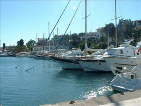 ÇEŞME: Eski zamanlarda deniz ticaret yolları üzerinde bulunması nedeniyle, bu civardan geçen pek çok ticaret ve savaş gemisi, yüzyıllarca su ihtiyaçlarını bu çeşmelerden sağlamışlar. Çeşme ilçemizde adını bir zamanlar yüz kadar olduğu söylenen bu çeşmelerden almıştır. Bu çeşmelerin hepsinin kendisine özgü bir özelliği ve mimarisi bulunur.