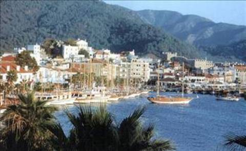 MARMARİS: Şehir şimdi bulunduğu tepede ilk yerleşenleri olan Türkmen´ler tarafından, Bizans döneminde, Mermer-şehri ismiyle kurulmuştur. Menteseoğulları egemenliği döneminde altın çağını, uluslararası mermer ticareti sayesinde yaşayan bu limankenti Mermeris adını almıştır. Doğal felaketlerden, yağma ve talandan nasibi alarak yokolan, Fiskos´un eski çağlardaki rolünü Rodos´un fethine yani 1522 yılına kadar üstlenmiştir.