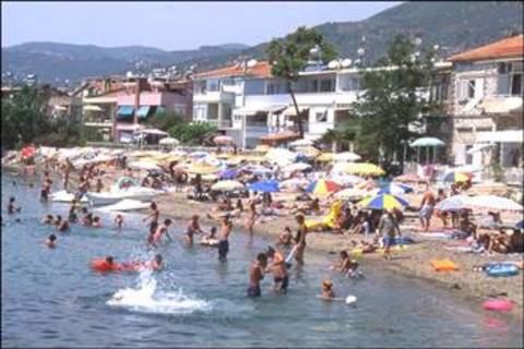 ALTINOLUK: Altınoluk'un tarihi, Osmanlı döneminde Kanuni Sultan Süleyman zamanına yani 1520'lere uzanıyor. Rum varlığı; Midilli'den çalıştırılmak üzere getirilen Rumların zamanla çoğalıp, iskan etmeleri ile, 1820'lerde olmuştur.Adı 1927 yılına kadar Papazlık olarak bilinen bölge, Bu tarihten itibaren Altınoluk adını almıştır. -  -