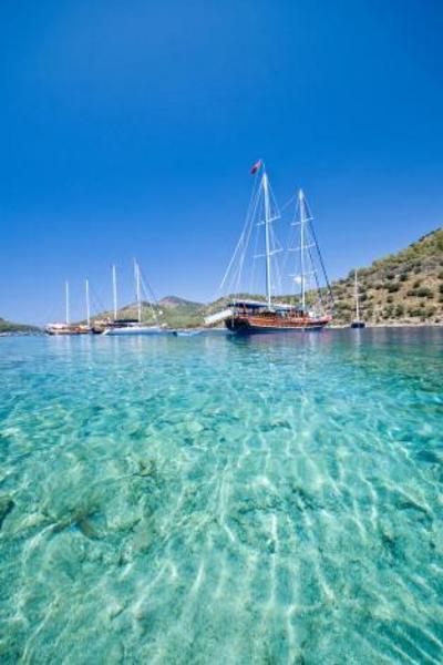 5- Kırmızı kumsalıyla dillere destan Hisarönü: - İki asır önce kadın hastalıklarının tedavi merkezi, günümüzde ise astım ve kalp problemi olanların şifa merkezi olan Hisarönü; bol balığı, temiz denizi, kırmızı renkli uzun kumsalı ve gün batımının kızıla boyadığı körfeziyle bir yeryüzü cenneti... Bir yanda kent görünümlü Marmaris'te sürekli değişen ziyaretçilerin yarattığı karmaşa diğer yanda merkeze çok yakın olmasına rağmen sakin, sessiz, ılık esintili atmosferiyle Hisarönü… Datça Yarımadası'na bakan iki plajı, Türkiye'nin 20 sene öncesini hatırlatan kamp alanları, restoran ve küçük pansiyonlarıyla Hisarönü Koyu; güzelliğini çok önceden fark eden İtalyanlar ile esintili havasından dolayı rüzgar sörfçülerinin en çok tercih ettiği yerlerden biridir.