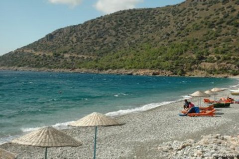 1- Datça Yarımadası'nın gizli hazinesi Ovabükü: - Datça'ya tatil yapmaya gelenlerin tercihi, yaz mevsimidir. Oysa Datça'da yaşayanlara sorulduğunda yarımadanın tadı Ağustos'tan sonra çok daha lezizdir. "Sarıca Yazı" olarak adlandırılan dönemi Datçalılar şu cümleyle özetler; "Burada bir yaz biter, başka bir yaz başlar." Şubat sonunda çiçek açan badem ağaçlarının "karla kaplanmış" görüntüsü verdiği Datça Yarımadası'nın gizlenmiş üç koyundan en güzelidir, Ovabükü…