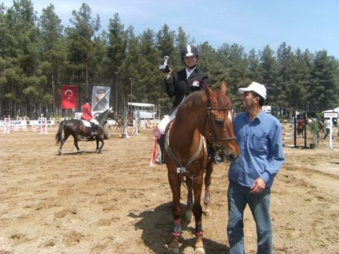 Orfe Atlı Spor Kulübü-Antalya - Antalya Havaalanı'na 18 km uzaklıkta, Yeşilbayır Beldesi'nde bulunan Orfe Atlı Spor Kulübü'nde dünya standartlarına uygun 800 metrekare kapalı, 4 bin metrekare açık manej bulunuyor. Bunun dışında 1500 kişi kapasiteli dört restoran, cafe, yarı olimpik havuz, tenis kortu ve toplantı salonlarına sahip olan tesiste, konaklama da yapılabiliyor.
