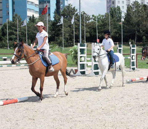 İstanbul Atlı Spor - Nuri Oğlakçı tarafından 1956'da kurulan İstanbul Atlı Spor'da, çocuklar pony'lerle üç yaşından itibaren eğitime katılabiliyor. Büyük atlarla eğitime başlama yaşı ise 10. Maslak'ta yeşillikler içindeki 40 dönüm arazide kurulu olan kulüpte ilk dersinize giderken, üzerinizde rahat bir pantolon, ayağınızda spor ayakkabılar giymeniz tavsiye ediliyor. Kulüp size ilk günlerde tog denen kaskı sağlıyor. Ders süresi 45 dakika.