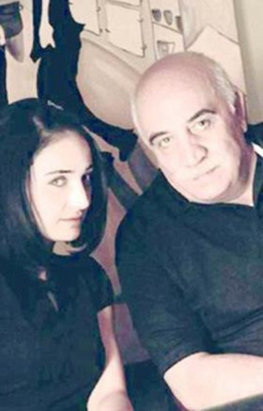 Bunun sebebi ise tiyatro sanatçısı olan babası Sönmez Atasoy.