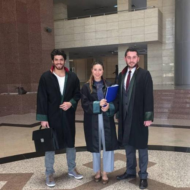 İşte Cam Yaman'ın 'Hukuk Bürosu İzmir adliyesinde iş başında' notuyla paylaştığı o fotoğraf...