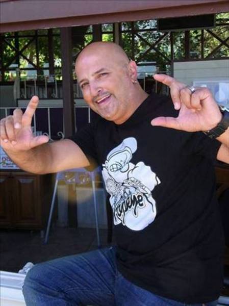 YAVUZ SEÇKİN- HEDİYELİK EŞYA MAĞAZASINDA SATICI