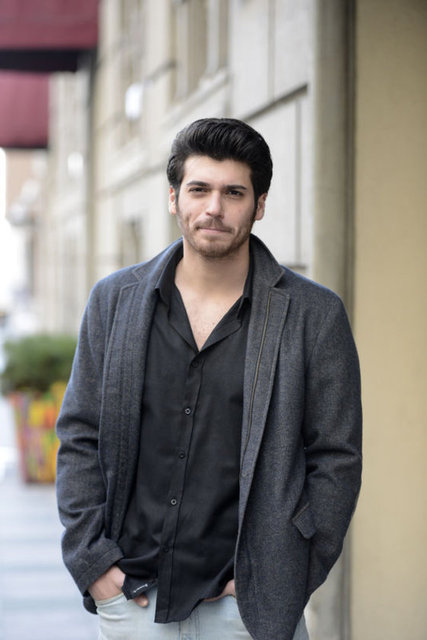 Sevilen oyuncu Instagram'dan paylaştığı fotoğrafla gerçek mesleğini takipçilerine duyurdu...