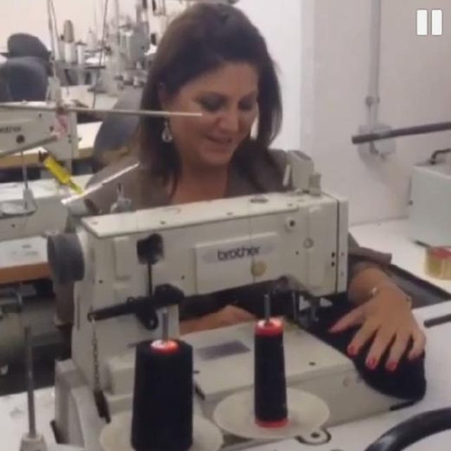 ' Bugün çok sevdiğim aile dostlarımın tekstil fabrikasını ziyaret ettim. Eski ve zaman zaman özlediğim günlerime gittim. Okul bitince yaz tatilinde 1 ay küçük bir atölyede overlok deneyimim olmuştu. Çalışmak güzeldir gururdur onurdur. 'notunu yazdı.