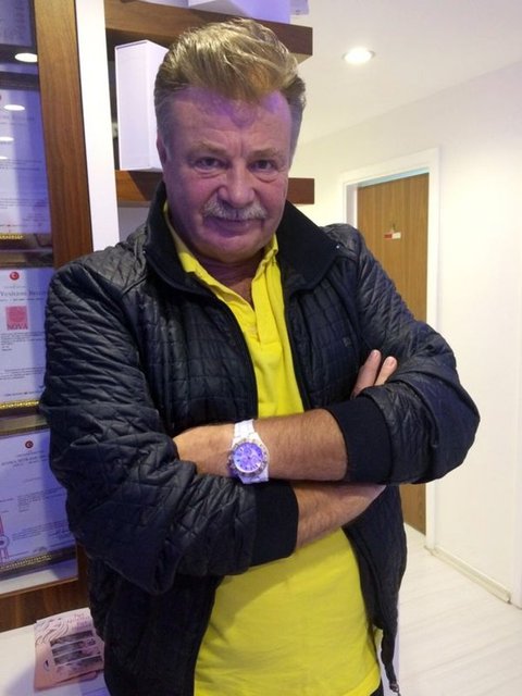 Yeşilçam'ın sevilen oyuncusu Nuri Alço, bir televizyon programına konuk oldu. Alço'nun geçmişiyle ilgili sorulara cevap veren yarışmacılar ünlü oyuncunun ilk işini öğrenince kısa süreli şaşkınlık yaşadı.