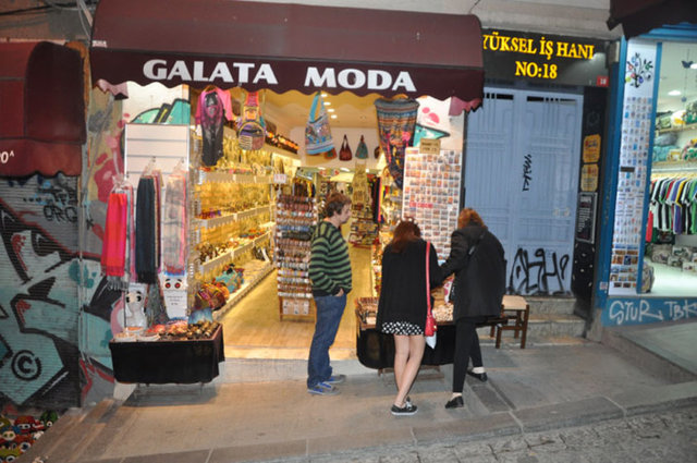 Burada çekilen zorlu sahnelerde Okan Yalabık'ın dublörlüğünü üstlenen Gökhan Altınışık, Okan Yalabık tarafından unutulmamış ve Altınışık'ın 'Muhteşem Yüzyıl'da görev almasını sağlamış...