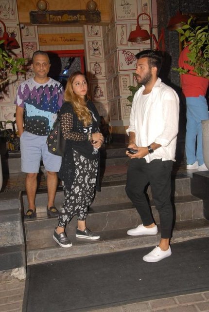 İkiliye Engincan'ın iki arkadaşı da eşlik etti.