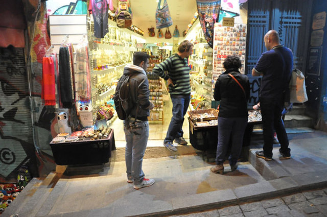 Basına açıklama yapmak istemeyen Gökhan Altınışık'ın hikayesini komşu dükkanlardan öğrendik...