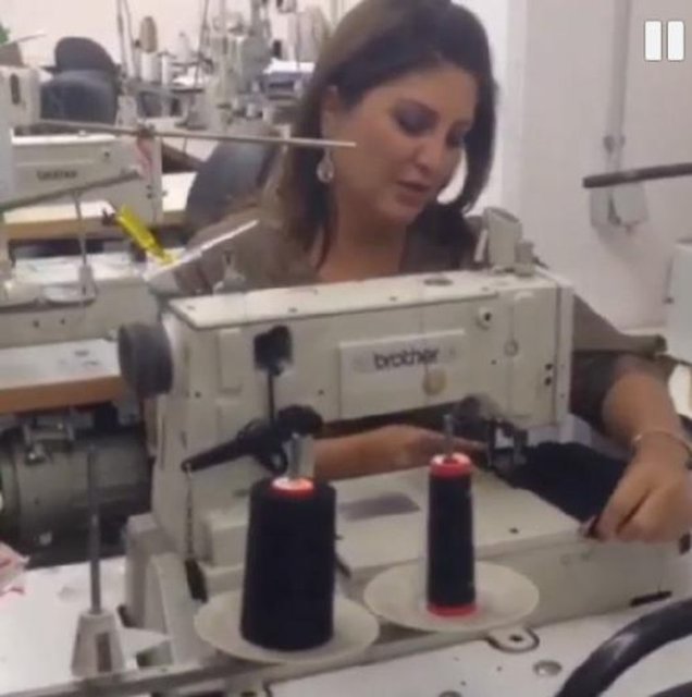 Ünlü şarkıcı Sibel Can aile dostlarının fabrikasını ziyaret etti. Overlok makinesinin başına geçen Sibel Can eski günlerini andı. Instagram hesabından yayınladığı bir videoda overlok makinesinin başına geçen Can..
