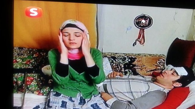 Güneş'in haberine göre "İftirayla Gelen Kurtuluş" isimli TV filminde oynayan ve o dönem yüzünde ve dişlerinde hiç estetik bulunmayan Vuslateri, hikayede başta çevresine büyük kötülük yapıyor.