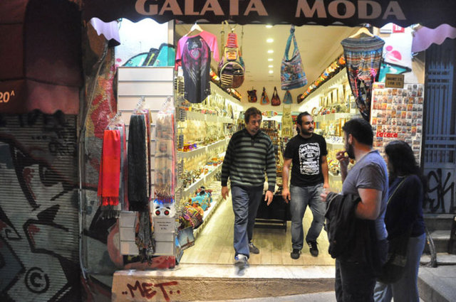 Okan Yalabık'ın dublörlüğünü üstlenen Gökhan Altınışık'ın Galata'dadaki turistik eşya satan bir dükkanda çalıştığı ortaya çıktı...