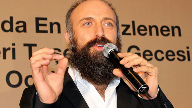 "Hayatımın her dönemi başka birinin hayatı gibi" diyen Ergenç o günleri anlatırken "Paspas da sattım, karaborsa bilet de...