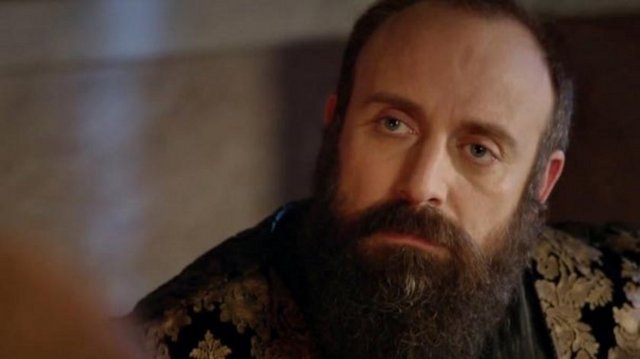 Bir dönem güvenlik işinde bile çalıştım... Bir ara İstanbul Film Festivali'nde yer göstericiliği yaptım...