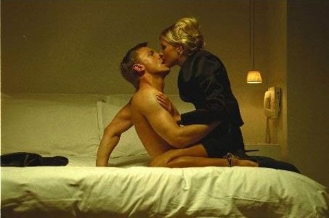 16) "Tam olarak öpüşmeye başlamadan önce üst dudağım üzerinde diliyle daireler çizmesi çok hoşuma gider. Burası çok fazla dokunulmayan bir bölge olduğundan, her zamankinden farklı erotik duygular yaşadığımı hissediyorum." -