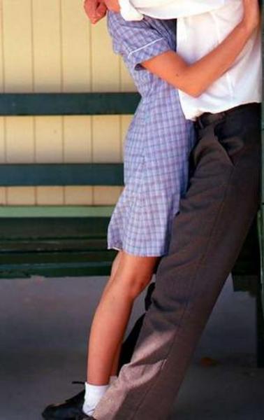 3) "Kadınlar vücutlarının bazı bölgelerine dokunulmasından veya oraların öpülmesinden ne kadar hoşlanıyorsa, bizim de bazı hassas noktalarımız var. Örneğin ben göğüslerime dokunulmasından çok hoşlanıyorum. Sevişme esnasında göğüs uçlarımı hafifçe mıncıklarsa hiç de fena olmaz." -