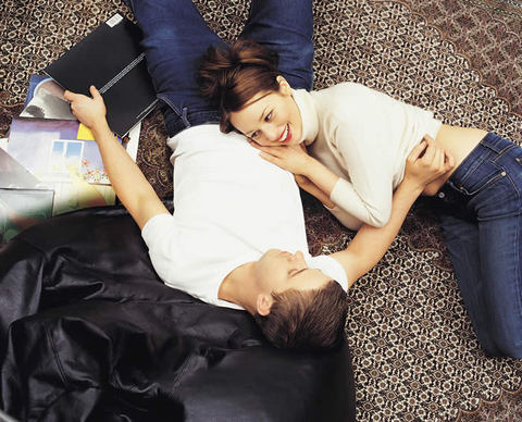 19) "Kız arkadaşım, seviştikten sonra yatakta yan yana yatarken bana iyice sokuluyor. Birbirimize sıkı sıkı sarılmışken elleriyle boynumdan başlayıp aşağılara kadar inerek her yerimi okşuyor. Öyle mest oluyorum ki, onun kollarında hemen uykuya dalıyorum."