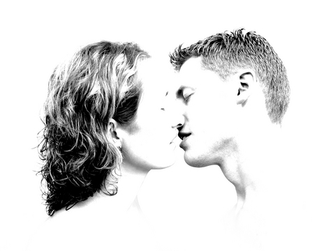 15) "Birkaç yıl önce çıktığım bir kız, bir parti esnasında beni banyoya sürüklemişti. Böyle şeylerin ancak filmlerde olabileceğini düşünürdüm ama öyle bir sevişmeyi bir daha yaşamadığımı söylemeliyim. Bu kadar sabırsızlandığını bilmek beni delirtmeye yetmişti."