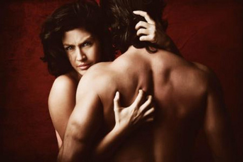 TUĞBA EKİNCİ - Tuğba Ekinci, AIDs e karşı kamuoyunu bilinçlendirmek için yürütülen projeye, bu pozla destek verdi.