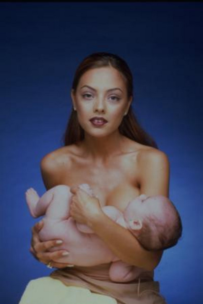 EBRU GÜNDEŞ - Ünlü sanatçı Ebru Gündeşi Gala dergisi için kucağında bebekle objektif karşısına geçti.