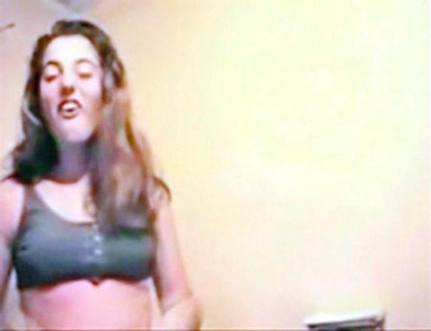 PETEK DİNÇÖZ - Petek Dinçöz'ün 14 yaşındayken çektirdiği bu poz magazin gündeminde bomba etkisi yaptı. Basına sızan fotoğraf yüzünden Dinçöz ve sevgilisi Can Tanrıyar ayrılma noktasına geldi.