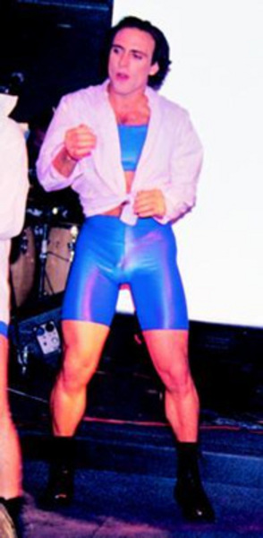 HALİT ERGENÇ - Binbir Gece dizisi ile şöhretin zirvesine çıkan Halit Ergenç'in, bir zamanlar birçok ünlü sanatçının arkasında dans ettiği ortaya çıktı. 1993 yılında Ajda Pekkan'ın grubunda yer alan Ergenç'in, o yıllarda çekilmiş fotoğraflarını Hafta Sonu buldu.