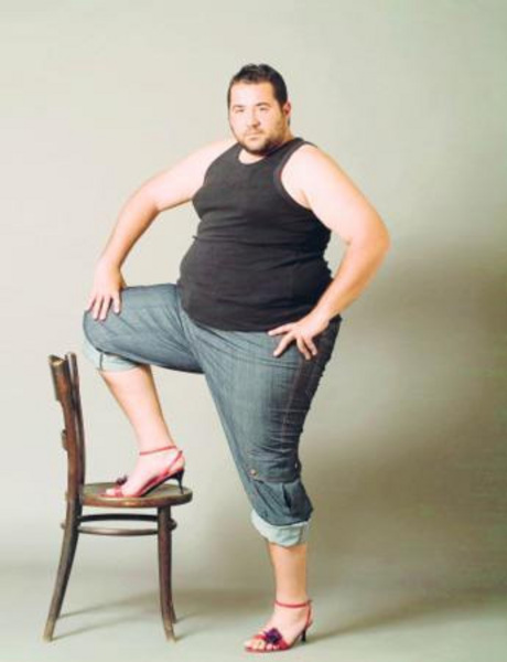 ATA DEMİRER - Şovmen Ata Demirer, topuklu ayakkabı giyerek objektiflere poz verdi.