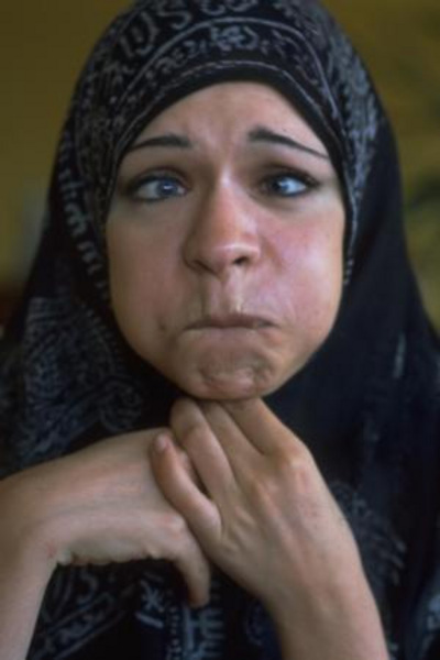 SEVDA DEMİREL - Hande Ataizi'ne canlı yayında attığı tokat ile gündemi uzun süre meşgul eden ve sonra sessizliğe bürünen Sevda Demirel, başörtülü olarak fotoğraf çektirdi.