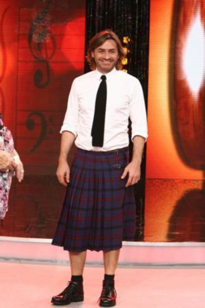 ARMAĞAN ÇAĞLAYAN - Armağan Çağlayan jüri üyeliği yaptığı Popstar Alaturka programının canlı yayınına Sinan Doker imzalı etek giyerek çıktı. Çağlayan kıyafeti için; Dünyaca ünlü isimler etekle programa çıkıyorlar. Ben de kendime yakıştığına inandığım için giydim. Kendine güvenen herkes etek giysin" yorumunu yaptı.