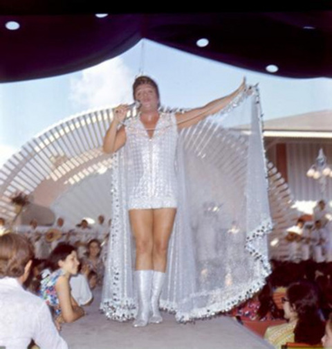 ZEKİ MÜREN - Türk Sanat Müziğinin güçlü isimlerinden Zeki Müren, sahne şovlarında giydiği kıyafetlerle hala hafızalarda.