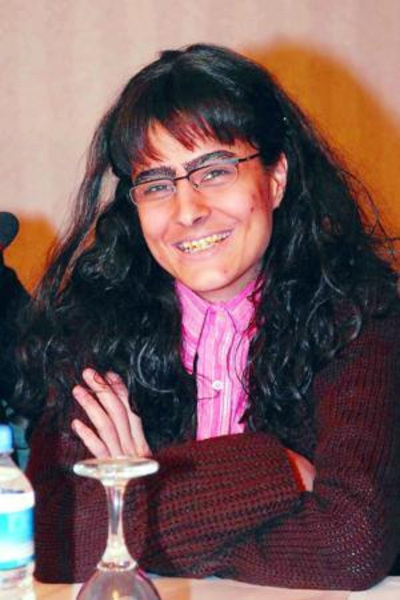 ÖZLEM CONKER - Sensiz Olmuyor adlı dizide çirkin bir kadını canlandıran Özlem Conker, makyajlı hali ile objektiflere gülümsedi.