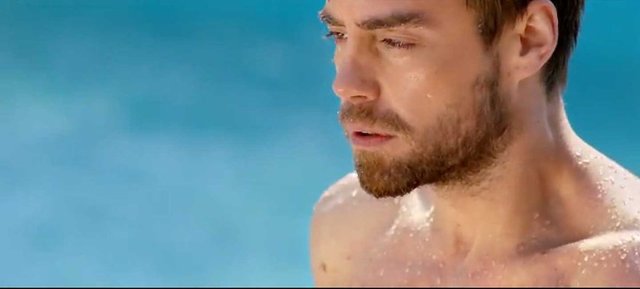 MURAT DALKILIÇ - PARKELERDEN SAHNELERE  - Aslında basketbolcu olma hayalleri vardı. 17 yaşına kadar profesyonel olarak parkelerde ter döktü. Müzik ağır basınca ani bir kararla sahnelere transfer oldu. Beykent Üniversitesi'nde oyunculuk okudu.